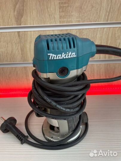 Фрезер Makita RT0700C