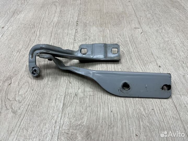 Петля капота nissan primera P12 Лев