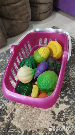 Резиновые овощи и фрукты с корзиной