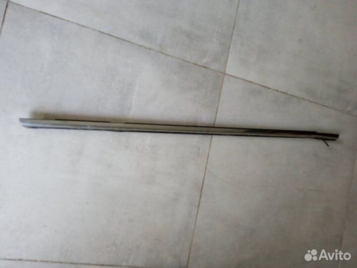 Молдинг стекла задний левый Infiniti Qx56 VK56VD