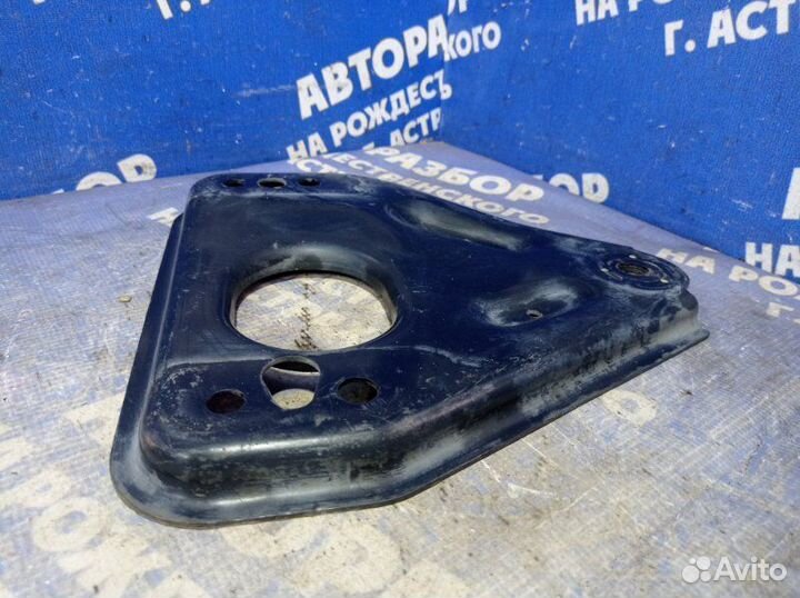 Правый кронштейн переднего подрамника Nissan Teana