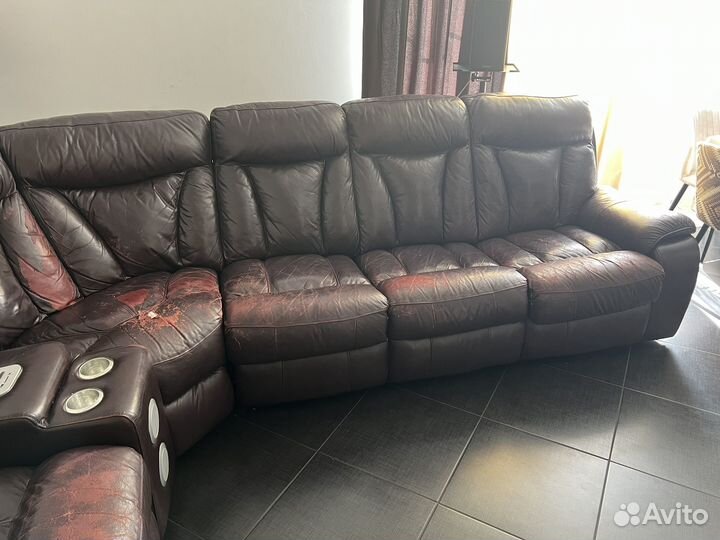 Кожаный диван