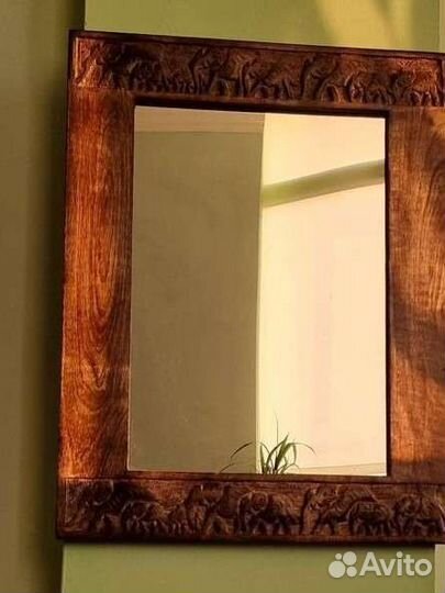 Зеркало в деревянной раме