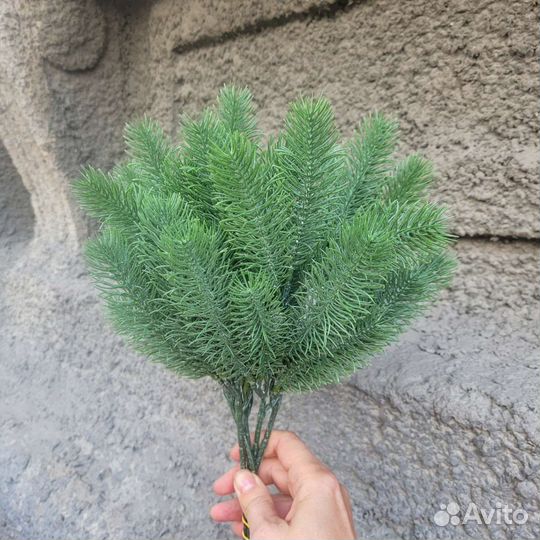 Еловые ветки, венки, новогодний декор