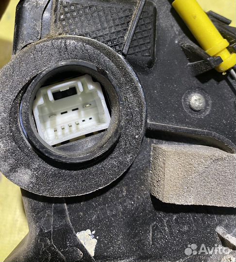 Замок передней левой двери Toyota Corolla E120