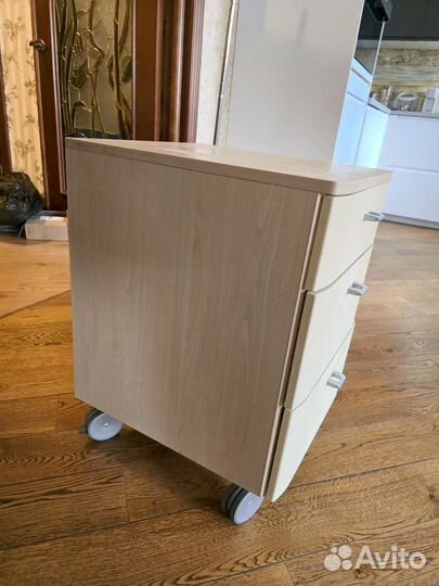 Тумба на колесах