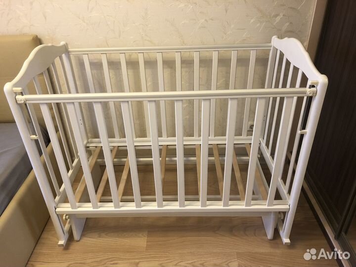 Детская кроватка с маятником