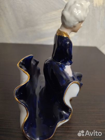 Фарфоровая статуэтка салфетница