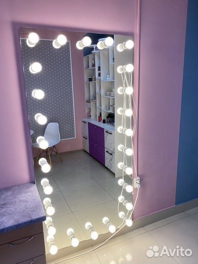 Гримерное зеркало с лампочками