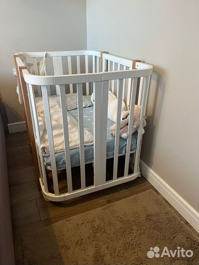 Детская кроватка с маятником белая