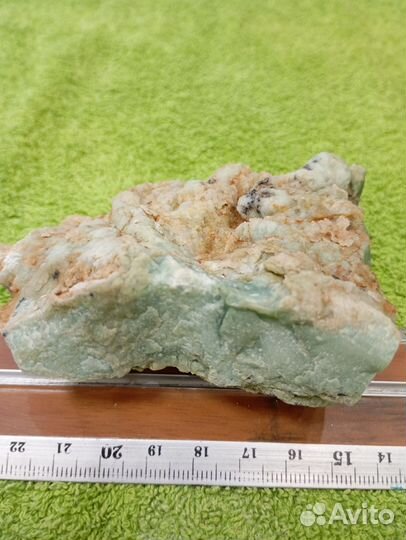 Хризопал в породе