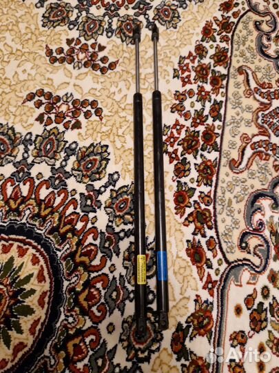 Амортизатор крышки багажника Toyota Sequoia