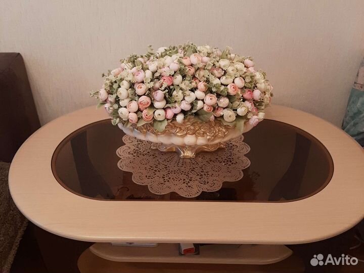 Ваза с искусственными цветами