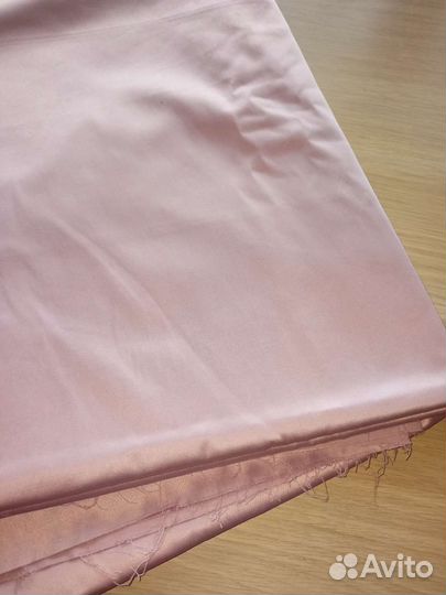Ткань гладкая, похожа на подкладочную 4 метра