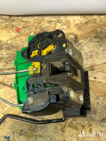 Замок двери задний левый Hyundai Solaris 1