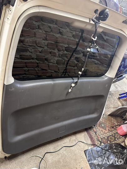 Крышка багажника Toyota Voxy