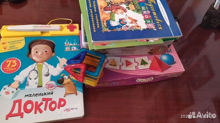 Развивающие книги, магнитные конструктор и азбука