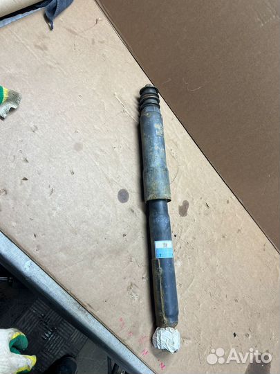 Задняя стойка амортизатора Toyota LC200