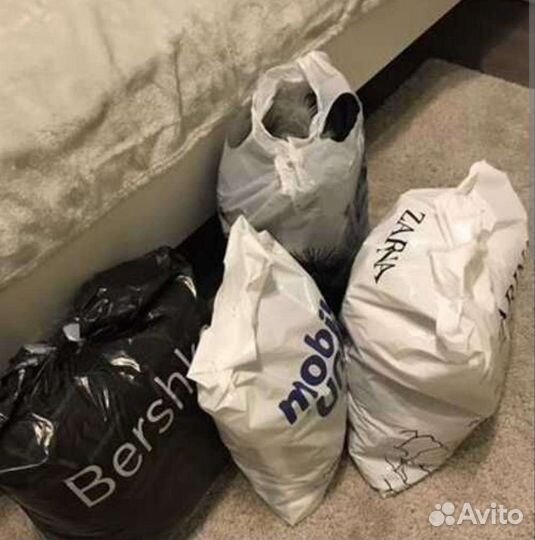 Много пакетов с женскими вещами