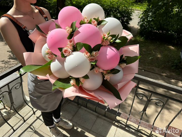 Букет из воздушных шаров и цветов