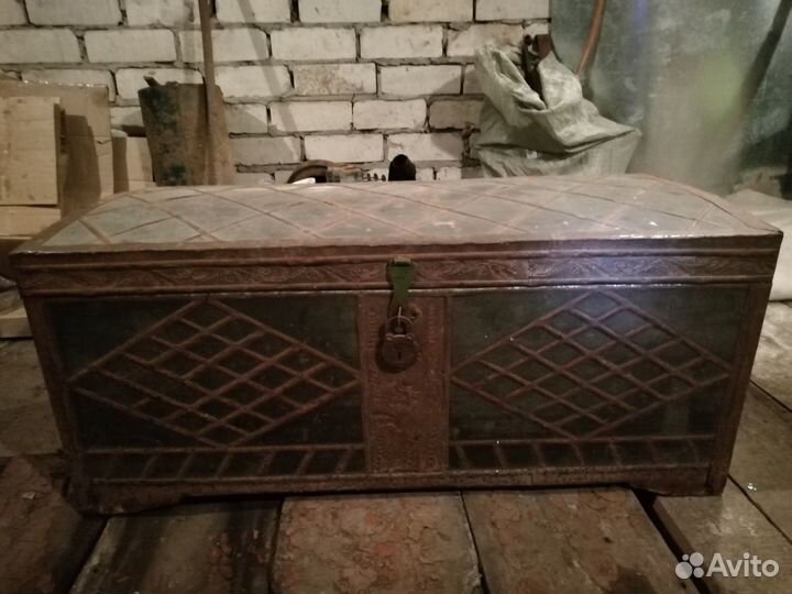 Старинный сундук с замком