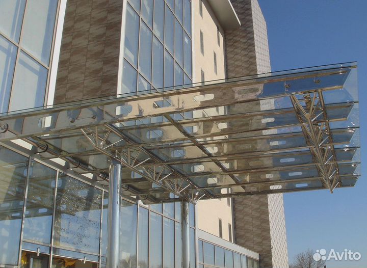 Козырек над крыльцом