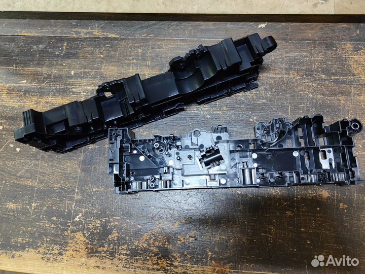 302LV02040 Направляющая кассеты (правая) новая