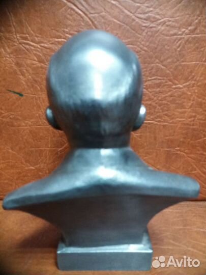 Бюст В.И.Ленина