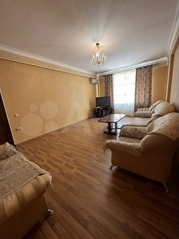 3-к. квартира, 90 м², 1/8 эт.