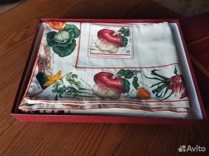 Скатерть льняная с вышивкой. Италия
