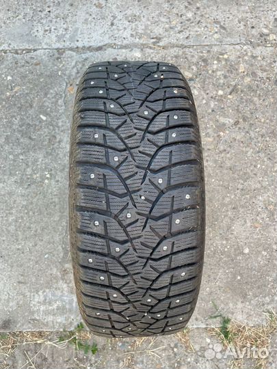Bridgestone Blizzak Spike-02 215/55 R16