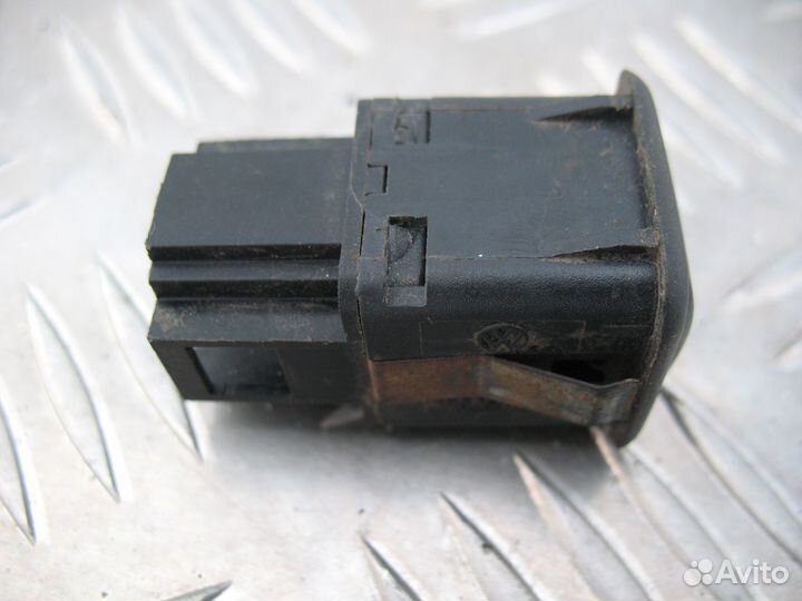 Кнопка открывания лючка бензобака Vw Golf 4