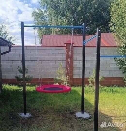 Уличный турник для всей семьи можно и качели