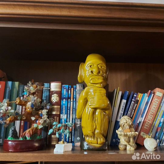 Статуэтки, денежное дерево, пробки бутылочные