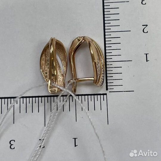 Золотые серьги с камнем