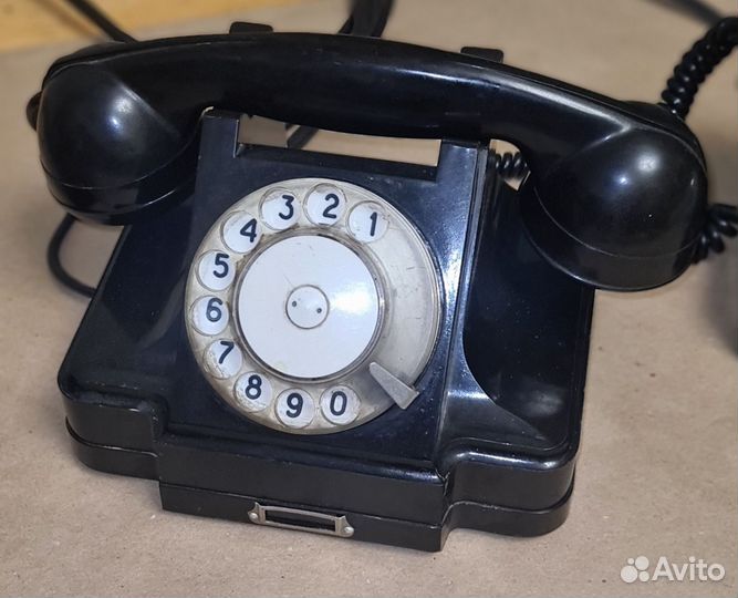 Старинный телефонный аппарат