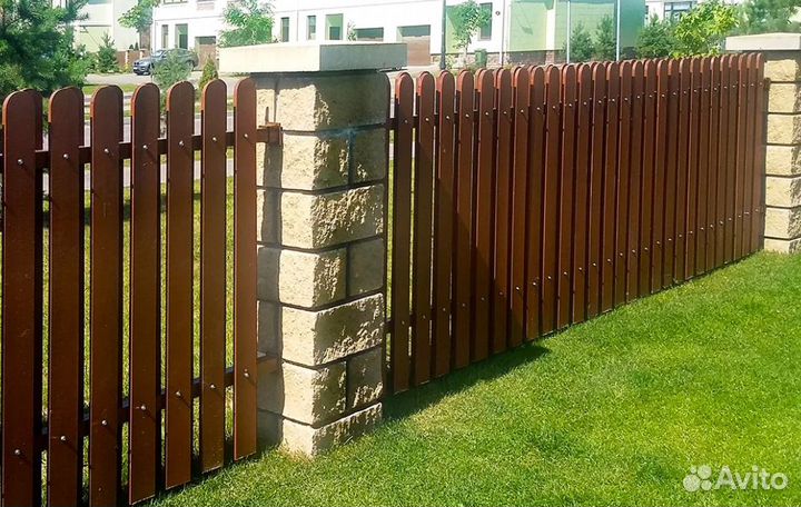 Забор из евроштакетника для дома качественно