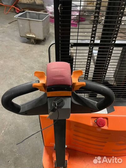 Штабелер электрический самоходный