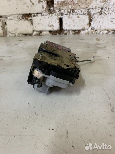 Замок двери передний правый Citroen Xsara Picasso