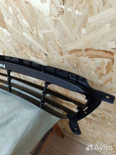 Решетка переднего бампера Hyundai Solaris 1