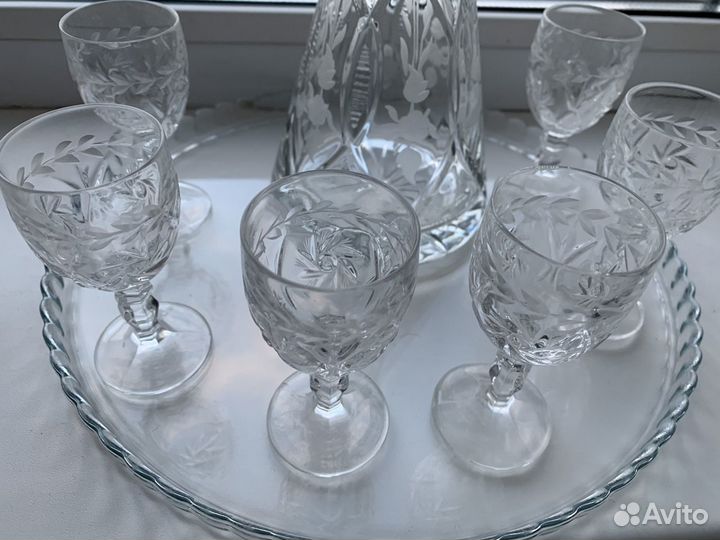 Графины, рюмки, тарелки, ваза, стаканы