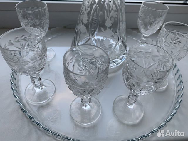 Графины, рюмки, тарелки, ваза, стаканы