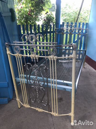 Кровать