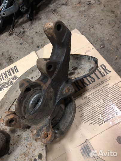 Передний правый кулак ауди 80 Б4