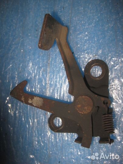 Крючок капота Toyota Land Cruiser (J100) 53550-600