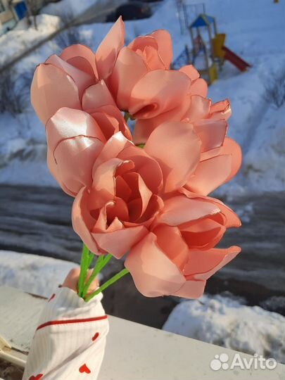 Розы из атласных лент