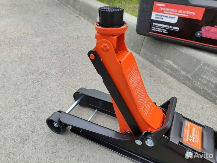 Домкрат подкатной