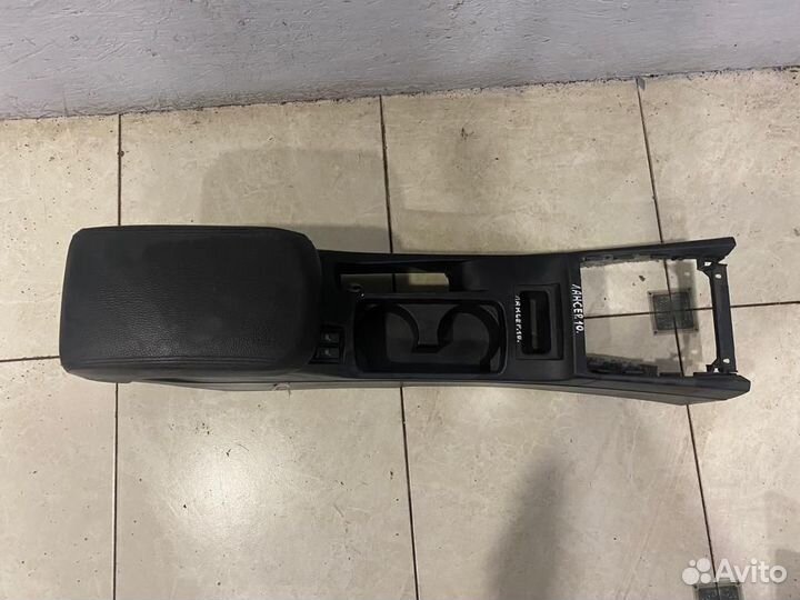 Подлокотник Mitsubishi Lancer 10