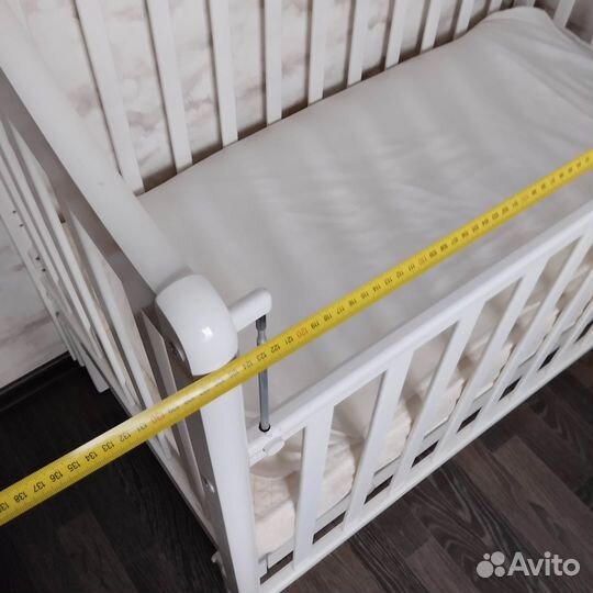 Детская кроватка с маятником и матрасом