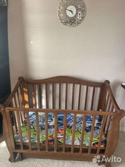 Детская кроватка с маятником